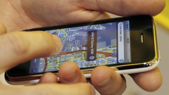 <p>
	&nbsp;Apple обърна внимание на най-крещящите проблеми на приложението си за карти. Снимка: Ройтерс.</p>
