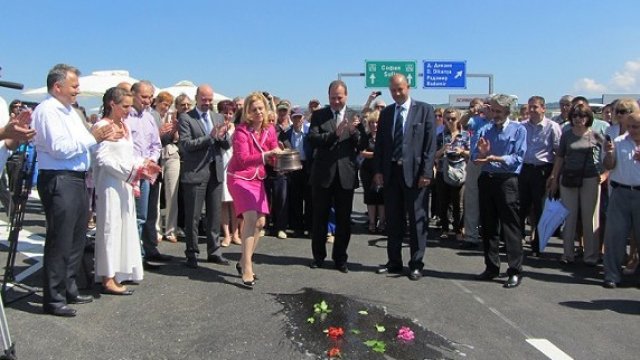 <p>
	<em>Министърът Десислава Терзиева откри новоизградения магистрален участък Долна Диканя-Дупница.</em> Снимка: БТА</p>
