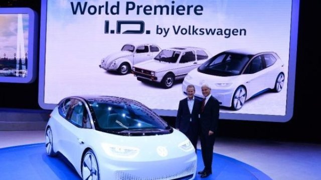 <p>
	Херберт Дийс (вляво) с главния изпълнителен директор на групата Volkswagen Матиас Мюлер. <em>Снимка: Ройтерс</em></p>
