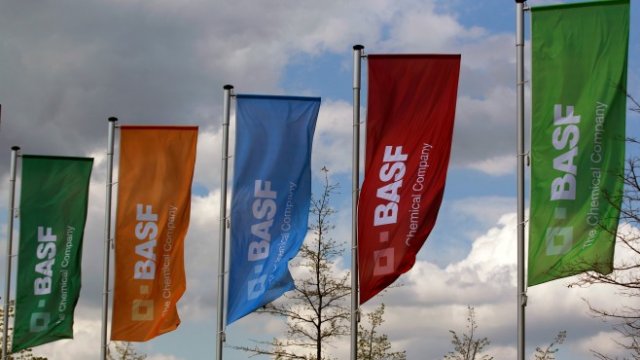 Силното евро затруднява BASF