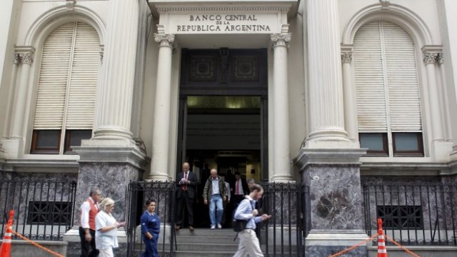 <p>
	Сградата на Аржентинската централна банка. <em>Снимка: Архив Ройтерс</em></p>
