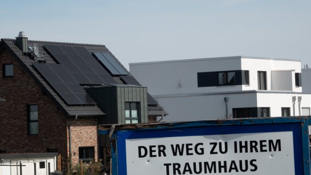Къщи зад табела &bdquo;Пътят към мечтания дом&ldquo; в изграждащ се нов квартал до Берлин. Снимка: Mia Bucher/dpa