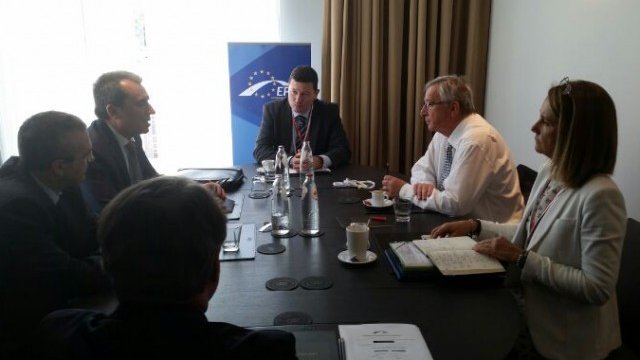 <p style="text-align: justify;">
	Срещата на Пламен Орешарски и Жан-Клод Юнкер. <em>Снимка: Пресслужба на МС</em></p>
