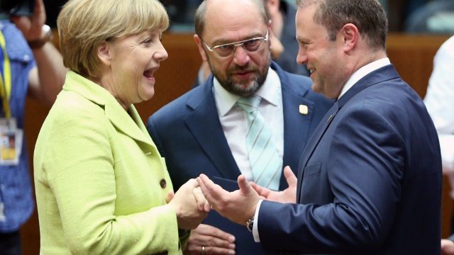 <p>
	Германският канцлер Ангела Меркел, президентът на ЕП Мартин Шулц (в средата) и премиерът на Малта Джоузеф Мускат. <em>Снимка: Ройтерс</em></p>
