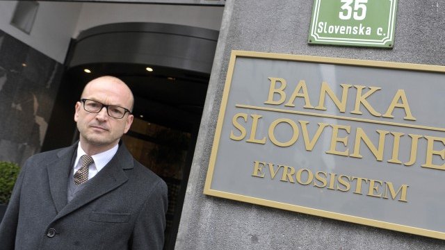 <p>
	Управителят на словенската централна банка Бощян Язбец, който е и член на Управителния съвет на ЕЦБ.&nbsp;<em>Снимка: Архив Ройтерс</em></p>
