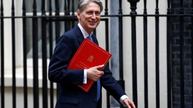 <p>
	Филип Хамънд пристига на Даунинг стрийт 10, за да поеме поста финансов министър в правителството на Тереза Мей. Снимка: Ройтерс</p>
