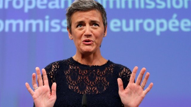 <p>
	Комисарят на ЕС по конкуренция Маргрете Вестегер обявява решението на ЕК. Снимка: Ройтерс</p>
