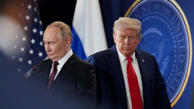 Президентът на Русия Владимир Путин (вляво) и президентът на САЩ Доналд Тръмп (вдясно). Снимка: Bloomberg