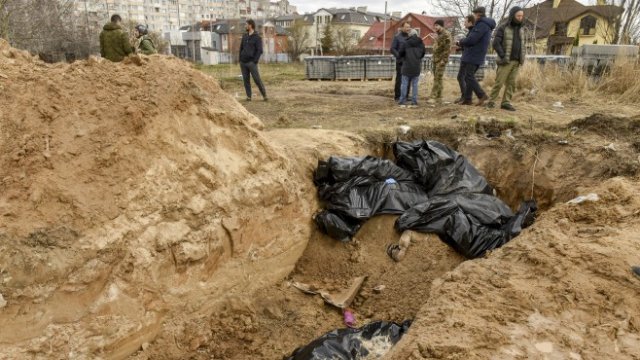 <p>
	Един от масовите гробове в Буча. <em>Снимка: EPA/OLEG PETRASYUK ATTENTION</em></p>
