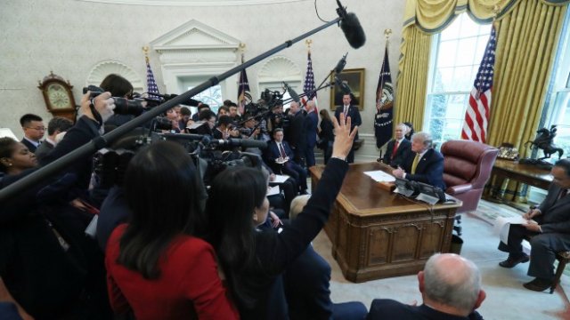 <p>
	Доналд Тръмп по време на пресконференцията си с Лу Хъ. <em>Снимка: Ройтерс</em></p>
