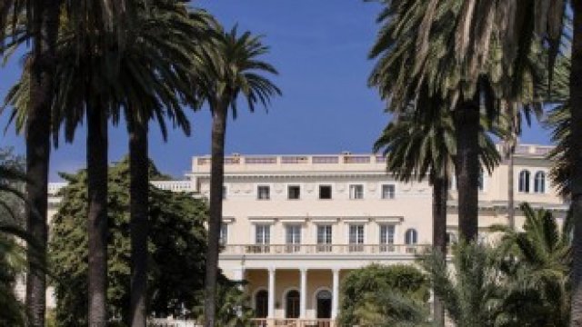 <p>
	Villa Les C&egrave;dres от XIX век е принадлежала на белгийския крал Леополд Втори. <em>Снимка:</em>&nbsp;<em>Marlene Awaad/Bloomberg</em></p>
