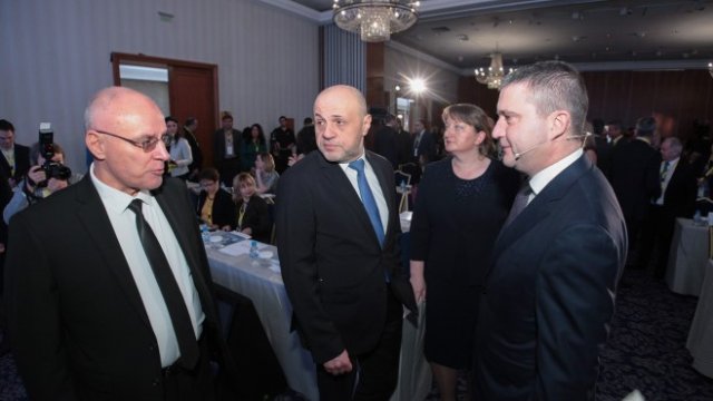 <p>
	Димитър Радев (вляво) и трима от министрите в кабинета. <em>Снимка: Димитър Кьосемарлиев, Investor Media Group</em></p>

