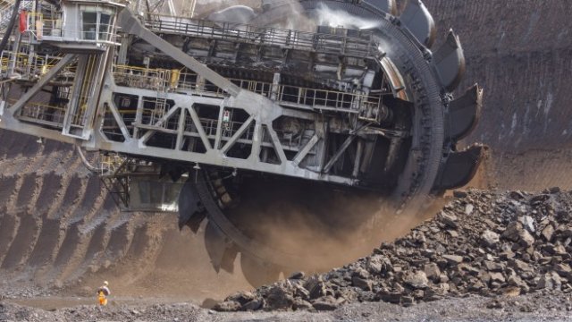 <p>
	Колесен багер в мина за лигнитни въглища в Германия. <em>Снимка: Алекс Краус / Bloomberg</em></p>
