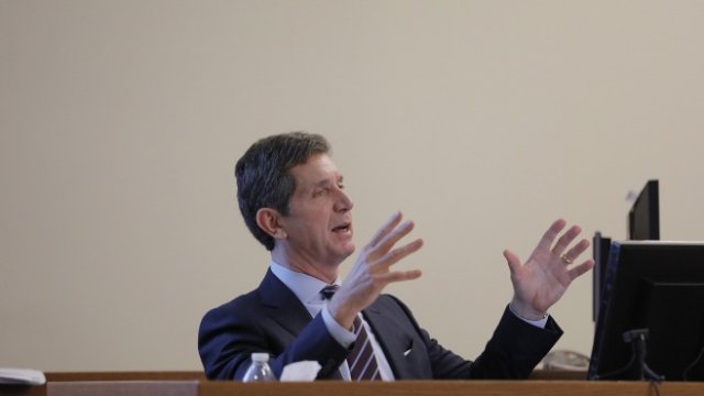 <p>
	Алекс Горски по време на изслушването.&nbsp;<em>Източник</em><em>: Lucas Jackson/Reuters/Bloomberg</em></p>
