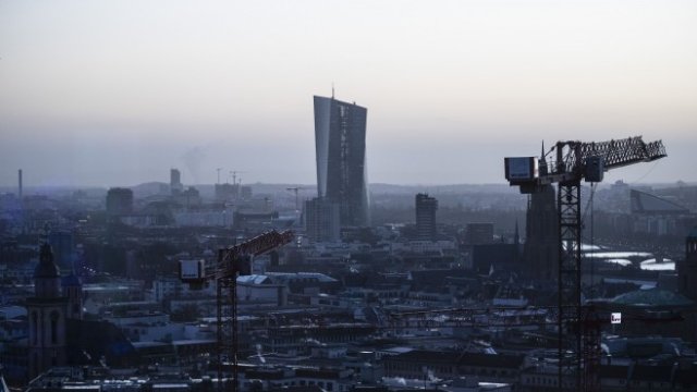 <p>
	Сградата на ЕЦБ във Франкфурт. <em>Снимка: Alex Kraus/Bloomberg</em></p>
