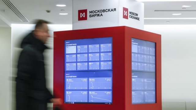 <p>
	Акциите на московската борса се сринаха. <em>Снимка: Ройтерс</em></p>
