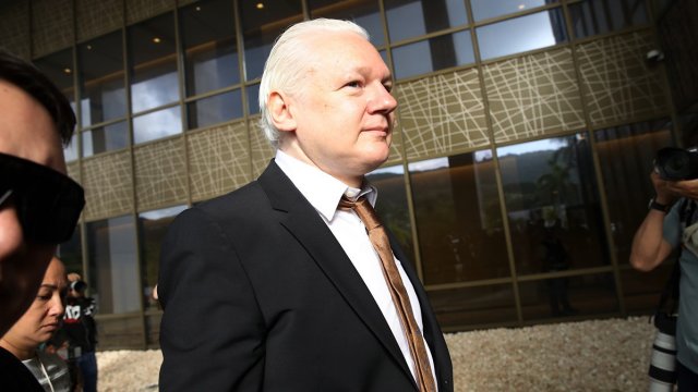 Джулиан Асандж пристига в съда в Сайпан на 26 юни. Снимка: Bloomberg/Chung Sung-Jun/Getty Images