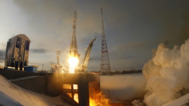 <p>
	Ракетата, превозваща Meteor-M, излита от Източния космодрум. <em>Снимка: Ройтерс</em></p>
