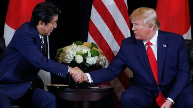 <p>
	Президентът на САЩ Доналд Тръмп (вдясно) и японският премиер Шиндзо Абе (вляво). <em>Снимка: Ройтерс</em></p>
