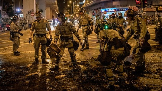 <p>
	Силите за борба с безредиците в Хонконг.&nbsp;<em>Снимка: gettyimages</em></p>
