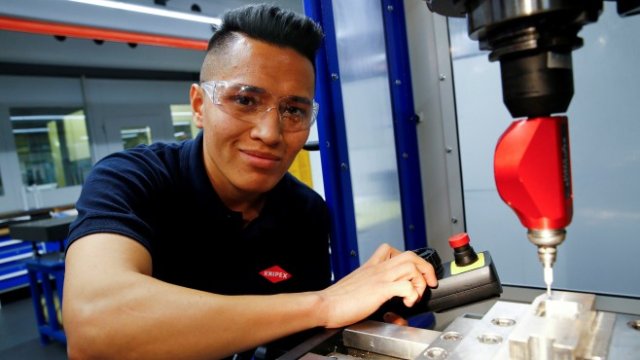 <p>
	18-годишният Ахмад Хюсеини, бивш бежанец от Афганистан, се обучава в производствената база на 130-годишната семейна компания Knipex във Вупертал. <em>Снимка: архив Ройтерс</em></p>
