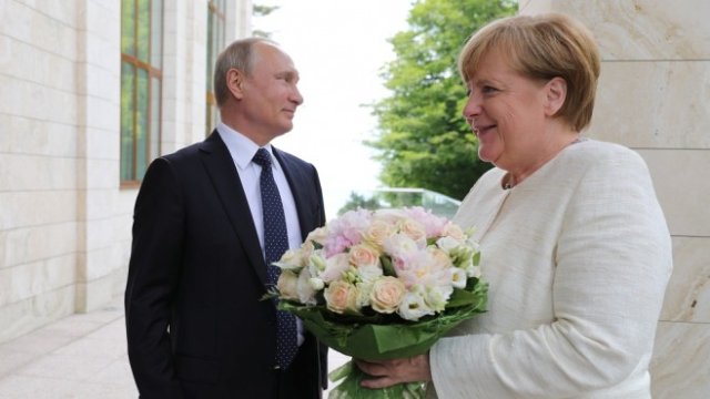 <p>
	<em>Владимир Путин и бившият канцлер на Германия Ангела Меркел. Снимка: Архив Ройтерс</em></p>
