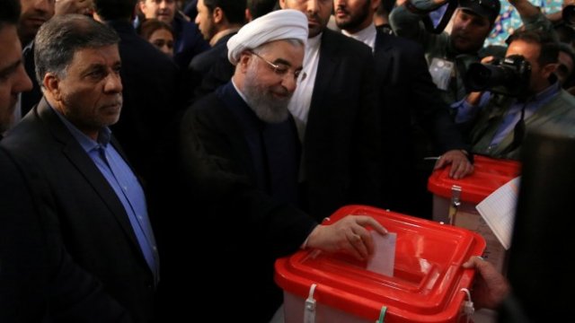 <p>
	Хасан Рухани дава гласа си. <em>Снимка: Ройтерс</em></p>
