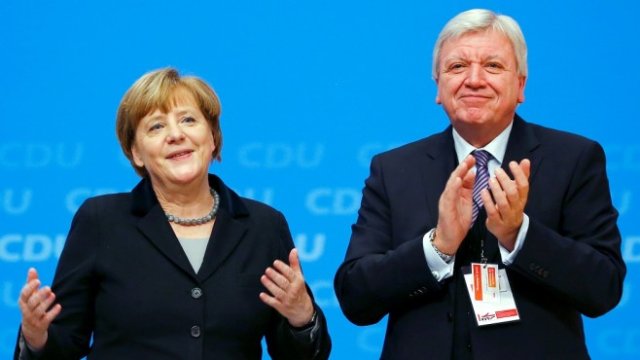 <p>
	<em>Канцлерът на Германия Ангела Меркел и заместник-председателят на Християндемократическия съъз (ХДС) Фолкер Буфие. Снимка: Архив Ройтерс</em></p>
