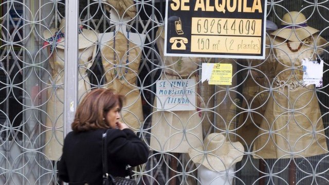 <p>
	Все повече собственици на магазини в Испания обявяват ликвидация и затварят бизнеса си. <em>Снимка: Ройтерс</em></p>
