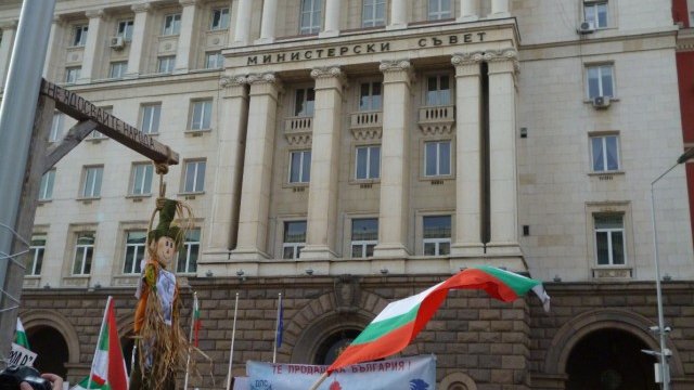 <p>
	Протестиращите са и млади, и възрастни, усмихнати и много креативни.&nbsp;<em>Снимка: Investor.bg</em></p>
