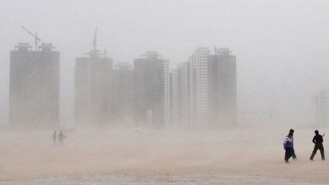 <p>
	Пясъчните бури не са рядкост в района, в който се изгражда новият град. <em>Снимка: Ройтерс</em></p>
