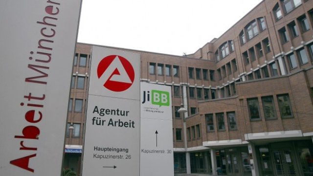 <p>
	Център за намиране на работа в Германия. <em>Снимка: Архив Ройтерс</em></p>
