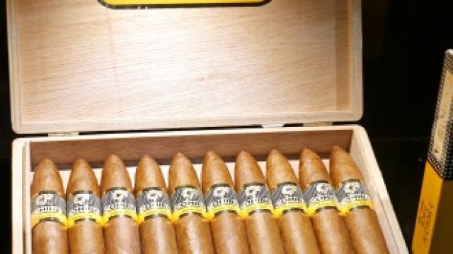 <p>
	Пури Cohiba, показани на откриването на Фестивала на пурите в Хавана.<em>Снимка: Архив Ройтерс</em></p>
