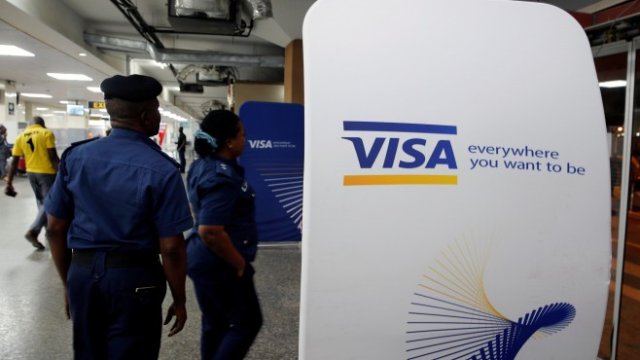 <p>
	Огромните скенери за сканиране на пътниците скоро може да станат излишни. <em>Снимка: Ройтерс</em></p>
