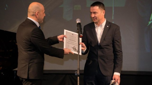 <p>
	Вицепремиерът Томислав Дончев (вляво) връчва статуетката &bdquo;Златен бик&rdquo; на Бисер Инчовски, управител централизирани дейности в &quot;Лидл България&rdquo;.<em> Снимка: Българска агенция за инвестиции</em></p>
