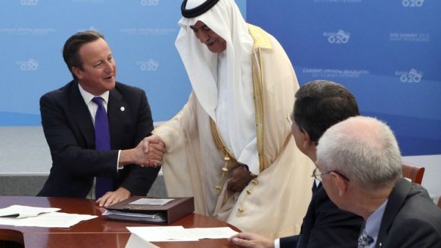 <p>
	Премиерът на Великобритания Дейвид Камерън и саудитският финансов министър Ибрахим ал-Асаф по време на срещата за хуманитарната ситуация в Сирия, която се проведе като част от срещата на Г-20 в Санкт Петербург през септември 2013 г. <em>Снимка: архив, Ройтерс </em></p>
