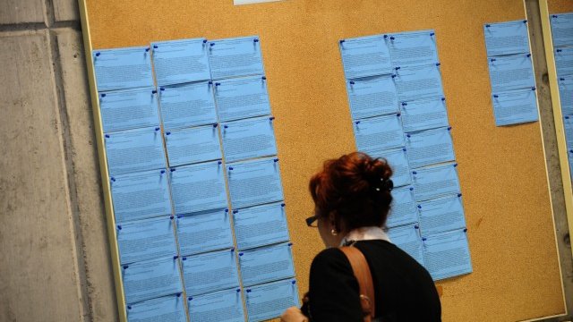 <p>
	Обяви за работа в испанско бюро по труда. <em>Снимка: Ройтерс</em></p>
