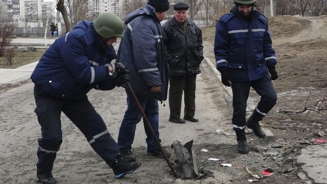 <p>
	Работници отстраняват артилерийски снаряди от улиците на Мариупол, който попадна под обстрела на про-руските сепаратисти. <em>Снимка: Ройтерс</em></p>
