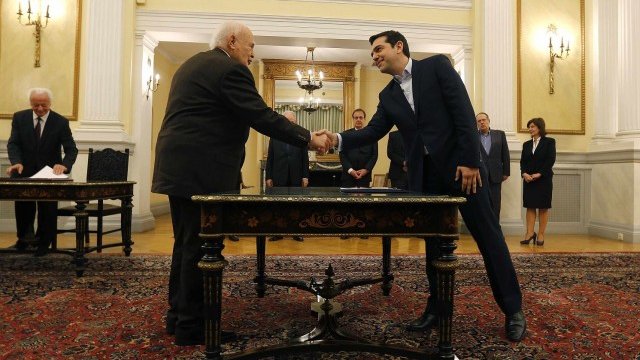 <p>
	Алексис Ципрас (вдясно) положи днес клетва като премиер на Гърция в президентския дворец в Атина. Вляво е&nbsp;гръцкият президент Каролос Папуляс. <em>Снимка: Ройтерс</em></p>
