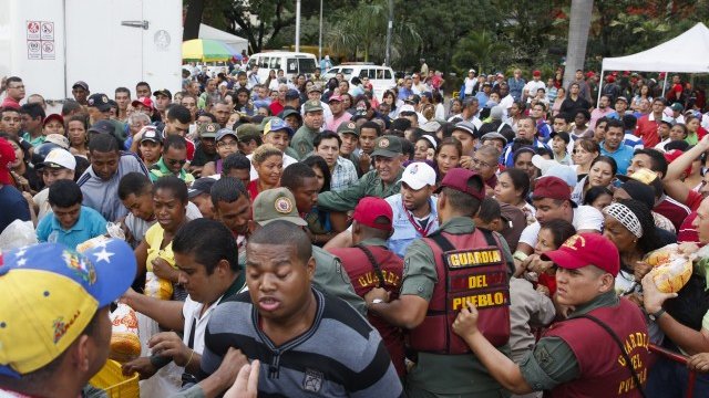 <p>
	Полицията разгонва антиправителствения протест в Каракас. <em>Снимка: Ройтерс</em></p>
