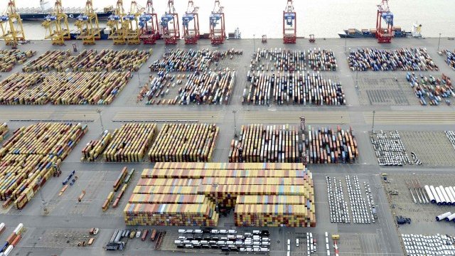 <p>
	Автомобили и контейнери на транспортнитя терминал в германския град Бремерхафен. <em>Снимка: Ройтерс&nbsp;</em></p>
