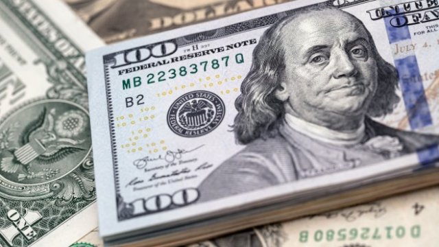 Защо страда доларът?