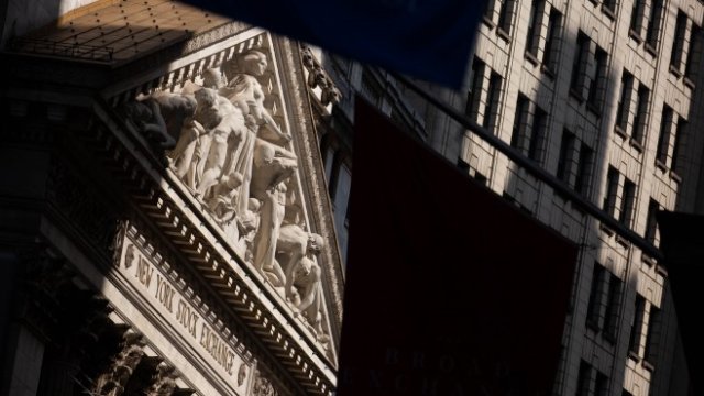 <p>
	Сградата на Нюйоркската фондова борса (NYSE)&nbsp; в Ню Йорк, САЩ, в понеделник, 20 юли 2020 г. <em>Снимка: Майкъл Нагъл / Bloomberg</em></p>
