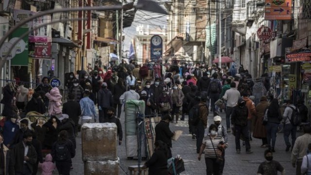 <p>
	Натоварен делничен ден в Ла Пас, Боливия. Снимка:&nbsp;Marcelo Perez del Carpio/Bloomberg</p>
