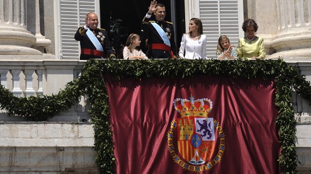 <p>
	Новите крал и кралица на Испания - Фелипе и Летисия. <em>Снимка: Ройтерс</em></p>
