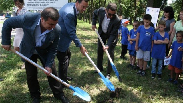 <p>
	Кметът на Бургас (в средата) прави първата копка от изграждането на велоалеите. <em>Снимка: Община Бургас</em></p>

