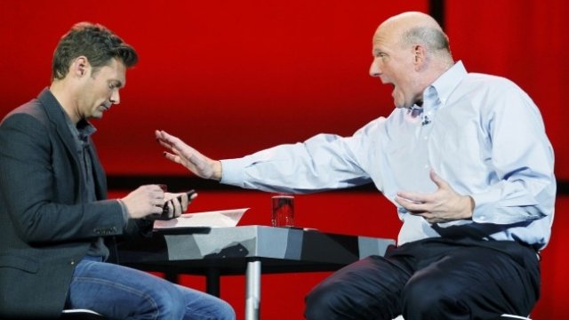 <p>
	Изложението на Стив Балмър бе гарнирано с много шоу и музика. <em>Снимка: Ройтерс</em></p>
