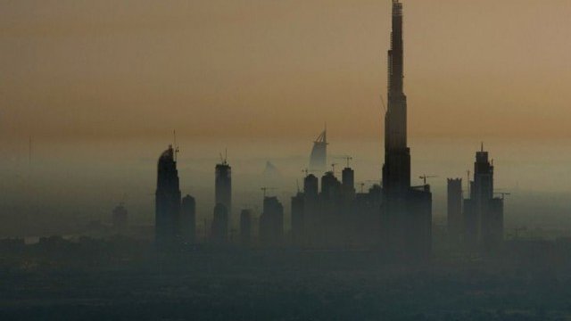 <p>
	Небостъргачи в строеж в Абу Даби. <em>Снимка: kike angilo. Лиценз: <a href="http://creativecommons.org/" target="_blank"><strong>Creative Commons</strong></a></em></p>
