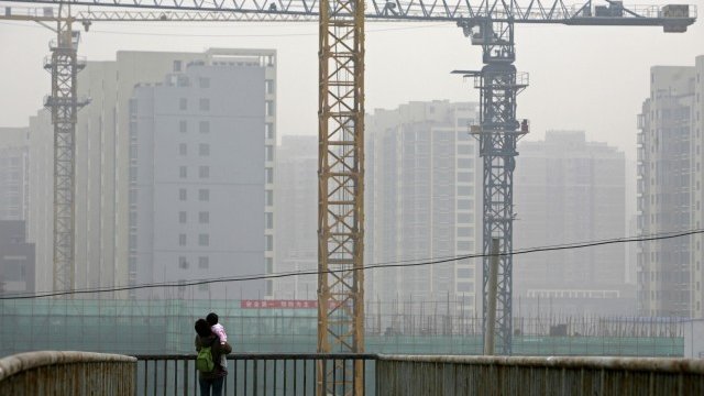 <p>
	Анализатори очакват китайското правителство постепенно да разхлаби рестрикциите в сектора на имотите.<em> Снимка: Ройтерс</em></p>
