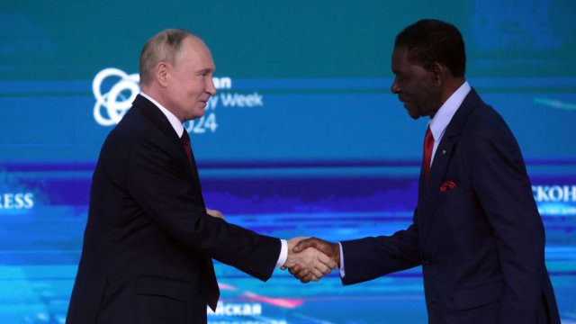 Владимир Путин и Теодоро Обианг Нгуема Мбасого по време на енергиен форум в Москва през септември. Снимка: Contributor/Getty Images